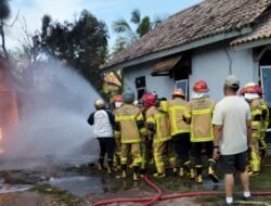 Tak Sempat Selamatkan Harta Benda, Warga Hanya Bisa Pasrah