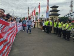 Demo Damai Depan Mapolda Sumsel, POSE RI Dan SMS Bawa Spanduk Desak Penindakan Mafia Minyak