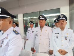 Lurah Rudi Martino dan H. Windrianto Hadiri Upacara Penurunan Bendera, Wujudkan Hormat pada Merah Putih