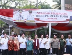 Sinergi Pemkot, Camat Bukitkecil Berbagi Semangat Merah Putih kepada Warga