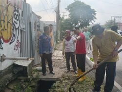 Lingkungan Bersih, Hati Pun Sejuk: Lurah Bukit Kecil Turun Langsung Gotong Royong
