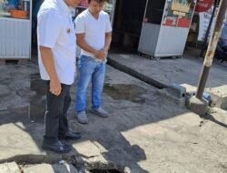 Wujud Kepemimpinan Humanis, Lurah 26 Ilir Pantau Langsung Kondisi Parit Tercemar