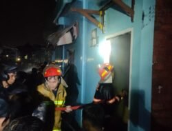 Malam Mencekam di Seberang Ulu I, Kebakaran Hancurkan Tiga Rumah Warga