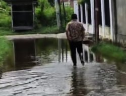 Gerak Cepat Usai Tinjauan, Camat Alexander Pastikan Masalah Air Tak Surut Seminggu di BukitBaru Segera Ditangani PU PR