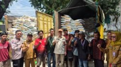 Davy Angreana Kawal Langsung Distribusi 1.610 Karung Banpang bagi Warga Plaju Ulu