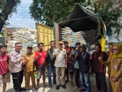 Davy Angreana Kawal Langsung Distribusi 1.610 Karung Banpang bagi Warga Plaju Ulu