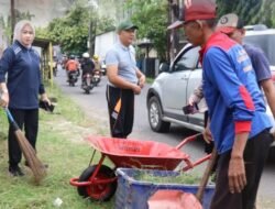 Dukung Program RDPS, Plt. Camat IT Dua Bersama Lurah Turun Langsung Bersih-Bersih Lingkungan