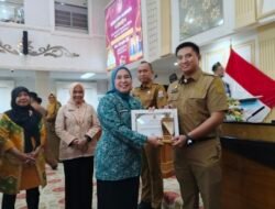 Transformasi Kertapati Lewat Zakat, Plt. Camat Rifandi Angkat Tropi Juara 1 Kategori UPZ Paling Inspiratif