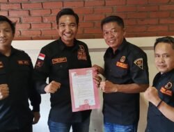 Ketua GRIB Jaya Sumsel Hasbi Sanaki di dampingi Wakabid Kominfo DPD GRIB JAYA Sumsel Usman Gumanti Menyerahkan SK Mandat ke Ketua DPC GRIB JAYA MUBA