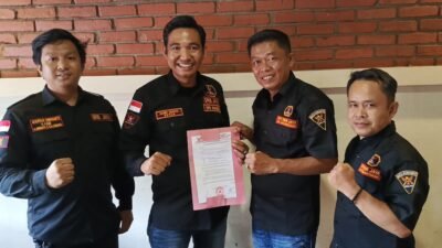 Ketua GRIB Jaya Sumsel Hasbi Sanaki di dampingi Wakabid Kominfo DPD GRIB JAYA Sumsel Usman Gumanti Menyerahkan SK Mandat ke Ketua DPC GRIB JAYA MUBA