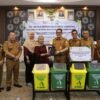 Wujud Nyata Kolaborasi Kecamatan Kemuning dan PT MBK Ventura, Salurkan Bantuan 45 Unit Tempat Sampah
