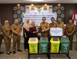 Wujud Nyata Kolaborasi Kecamatan Kemuning dan PT MBK Ventura, Salurkan Bantuan 45 Unit Tempat Sampah