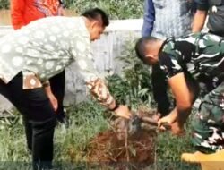 Camat Ilir Barat I Dorong Pelestarian Sungai Lewat Penanaman Pohon Keras