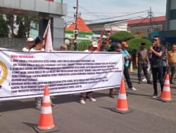 Sambangi Kantor Gubernur Sumsel, Massa SIRA Soroti Rencana Pengadaan Mobil Mewah dan Pakaian Dinas