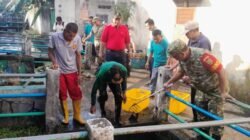 Lurah Sebelas Ulu Turun Langsung, Sampah dan Ranting Dibersihkan dari Aliran Sungai