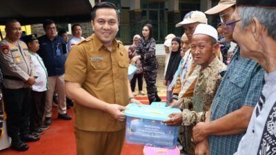Lurah Sungailais Kawal Giat Bakti Sosial Lanal Palembang Bagi Warga Pesisir